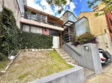 Casa · 262m² · 5 Dormitorios · 2 Cocheras · Propiedad de 6 Ambientes con Jardín Dividida en 2 Plantas: Potencial Ilimitado
