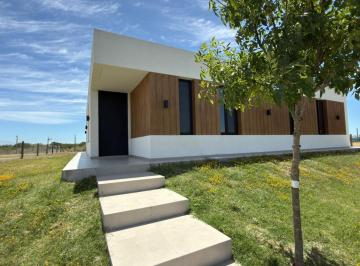 Casa · 160m² · 4 Ambientes · 3 Cocheras · Casa a Estrenar