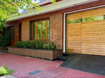 Casa · 228m² · 5 Ambientes · 2 Cocheras · Venta de Casa en El Barrio Alto Dorrego - Guaymallen