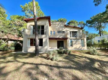 Casa de 6 ambientes, Cariló · Luminosa Casa en Venta en Cariló!