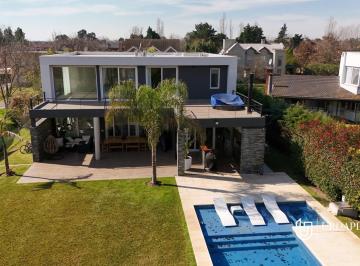 Casa · 350m² · 4 Ambientes · 2 Cocheras · Casa en Venta con Jardin y Pileta en Estancias del Pilar - El Recuerdo