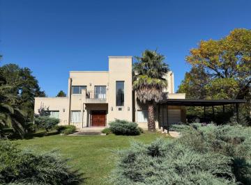 Casa · 300m² · 3 Dormitorios · 1 Cochera · Casa en Parque Las Naciones