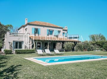 Casa · 288m² · 6 Ambientes · 2 Cocheras · Casa en Venta en Ayres de Pilar Estilo Toscano