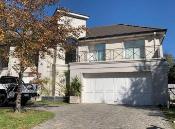 Casa · 338m² · 8 Ambientes · 3 Cocheras · Casa en Venta en Ayres de Pilar Sobre Lote Interno Central