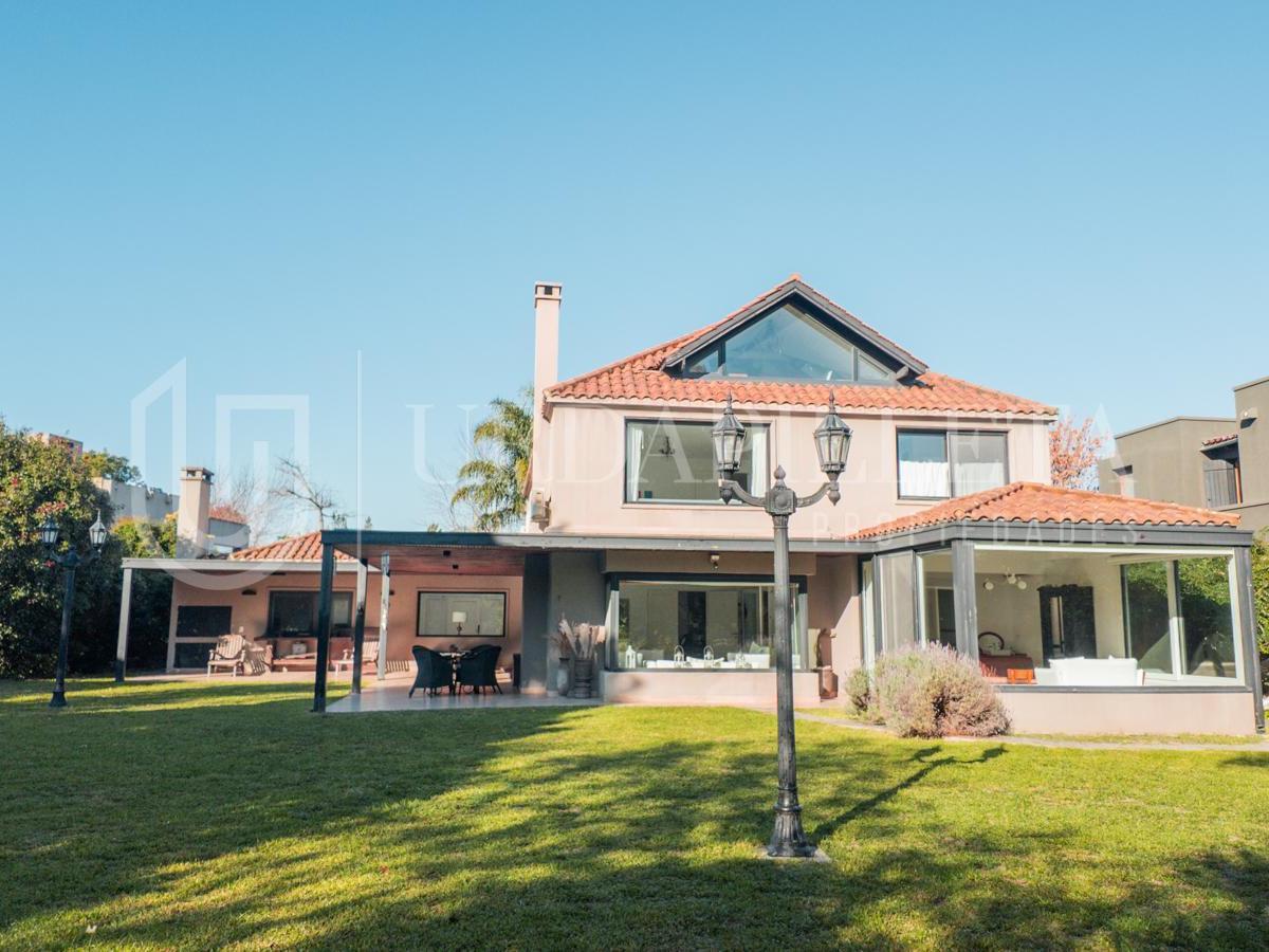 Casa con Vista al Parque Central en Ayres De Pilar
