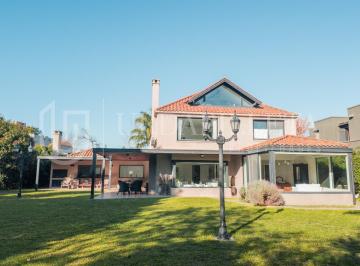 Casa · 500m² · 6 Ambientes · 2 Cocheras · Casa en Venta en Ayres de Pilar con Vista Al Parque Central