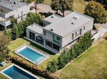 Casa · 231m² · 5 Ambientes · Casa en Venta en Ayres Plaza