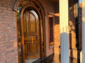 Casa · 110m² · 3 Ambientes · 1 Cochera · Casa Tipo Chalet en Villa Luzuriaga Retasada! Permuta!