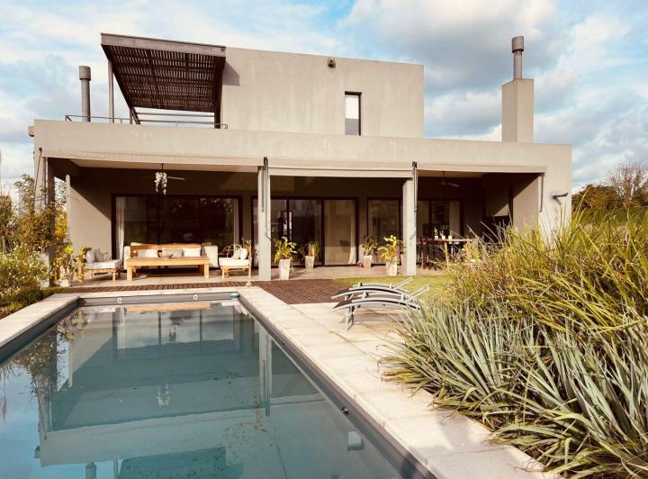 Casa · 212m² · 5 Ambientes · 2 Cocheras