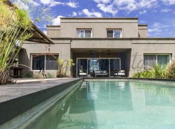 Casa · 396m² · 5 Ambientes · 3 Cocheras · Casa en Venta con Renta en Pilará - La Berlina