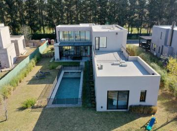 Casa · 300m² · 5 Ambientes · 3 Cocheras · Casa en Venta o Alquier Pilara con Vista a Laguna con Renta - La Calesa - Pilar