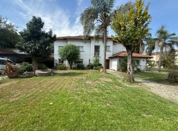 Casa · 350m² · 7 Ambientes · 2 Cocheras · Bellísima Casa en Venta Buenos Aires Golf Club de Bella Vista