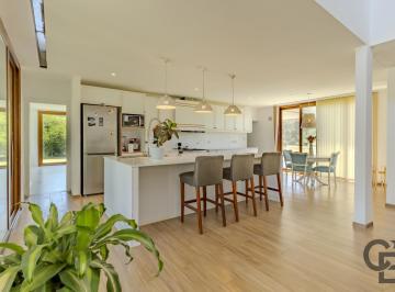 Casa · 379m² · 9 Ambientes · 4 Cocheras · Casa en Venta en Campos de Roca 1 con 5 Dorm., 550 m² Cub. y 5.500 de Lote