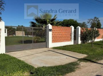 Quinta vacacional de 3 ambientes, San Pedro · Casa en Venta Sobre Amplio Lote de 890 M&sup2;–naturaleza, Piscina con Cascada y Gran Potencial