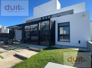 Casa · 150m² · 6 Ambientes · 2 Cocheras · Hermoso Duplex de 3 Dor en La Calandria!