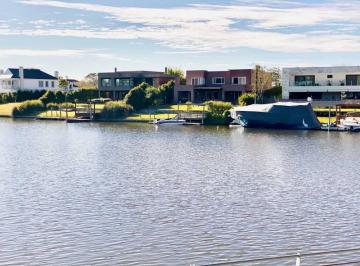 Casa · 450m² · 8 Ambientes · 6 Cocheras · Casa Al Espejo Mas Ancho Orientación Norte