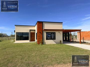 Casa · 140m² · 4 Ambientes · 1 Cochera · |hermosa Casa| |excelente Barrio Privado| |mar de Ajo|