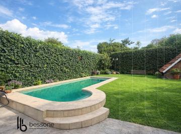 Casa · 235m² · 5 Ambientes · 1 Cochera · Casa en Chauvin