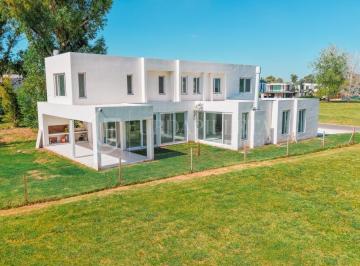 Casa · 303m² · 7 Ambientes · Casa en Venta en Azzurra a Estrenar