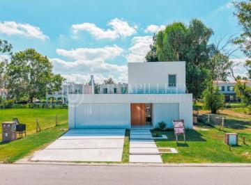 Casa · 303m² · 7 Ambientes · Casa en Venta en Azzurra a Estrenar