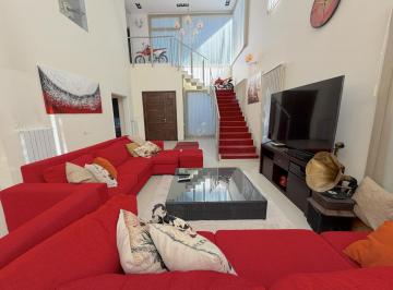 Casa · 360m² · 5 Ambientes · 2 Cocheras · Casa Amoblada en Alquiler en Fincas de Hudson