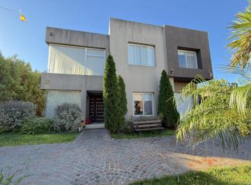Casa · 360m² · 5 Ambientes · 2 Cocheras · Casa Amoblada en Alquiler en Fincas de Hudson