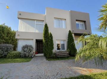 Casa · 360m² · 5 Ambientes · 2 Cocheras · Casa Amoblada en Alquiler en Fincas de Hudson