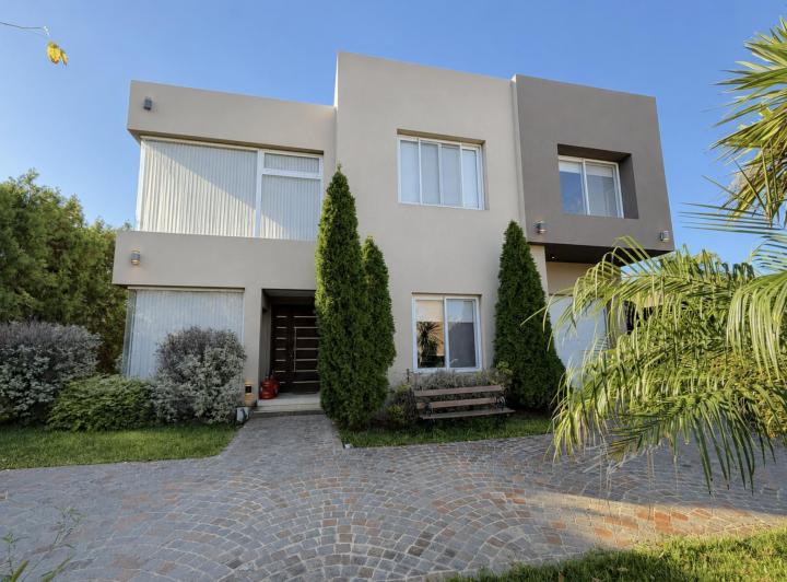 Casa · 360m² · 5 Ambientes · 2 Cocheras