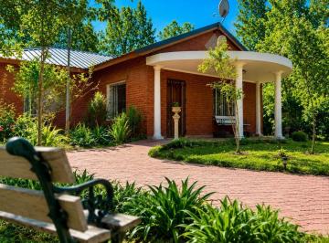 Casa · 219m² · 4 Ambientes · 1 Cochera · Volver a Lo Esencial, Sin Resignar Comodidad, Esta Casa en La Araucaria Lo Tiene Todo!