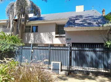 Casa · 250m² · 5 Ambientes · Casa en Venta en Olivos, Residencial, Muy Comoda, Jardín Quincho y Pileta.