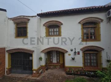 Casa · 220m² · Casa en Quebrada de Las Rosas - 4 Dor 3 Baños. C/pileta