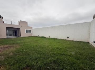 Casa · 66m² · 3 Ambientes · 1 Cochera · Venta Casa 2 Dorm. Barrio Vicor