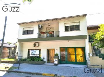 Casa · 210m² · 4 Ambientes · 2 Cocheras · Excelente Casa Funcional de 4 Ambientes Sobre Lote de 10 X 45 en Villa Adelina