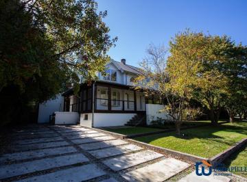 Casa · 365m² · 4 Dormitorios · 1 Cochera · Casa con Muy Buena Ubicación Desarrollada en 3 Plantas - Teresa Urdapilleta Propiedades
