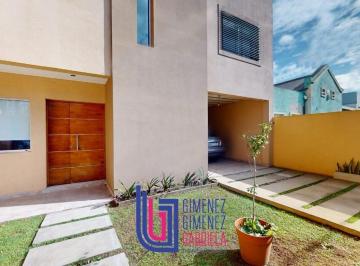 Casa · 200m² · 4 Ambientes · 2 Cocheras · Venta de Casa en Villa Castells Calle 494 E/ 4 y 5