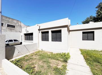 Casa · 65m² · 3 Ambientes · 2 Cocheras · Observatorio - Casa en Venta - a m de Ruta 20 - Reciclada - Patio con Asador - Cochera