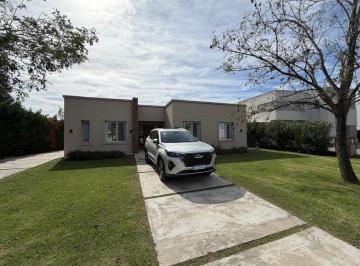 Casa · 157m² · 5 Ambientes · 2 Cocheras · Casa Moderna en Una Planta con Pileta