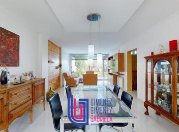 Casa · 200m² · 6 Ambientes · 2 Cocheras · Casa en Venta en Villa Castels