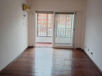 Departamento en Alquiler de 3 ambientes  · 3 Amb con Balcon Al Frente Piso Alto