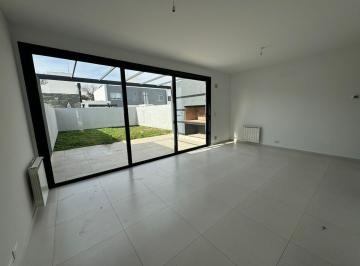 Casa · 110m² · 4 Ambientes · 1 Cochera · Casa en Planta Baja de 2 Dorm. - La Calandria - Galeria con Asador
