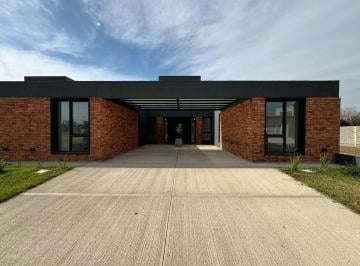 Casa · 110m² · 4 Ambientes · 1 Cochera · Venta Casa en Planta Baja de 2 Dorm. - La Calandria - Galeria con Asador