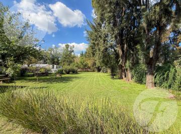 Quinta vacacional · 130m² · 4 Ambientes · 2 Cocheras · Casa Quinta Arbolada con Galería y Pileta en La Reja - Acepta Permuta.