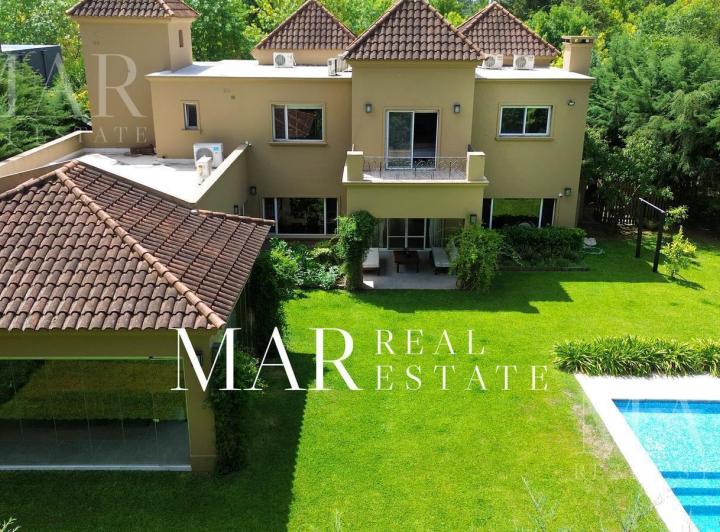 Casa · 387m² · 8 Ambientes · 2 Cocheras