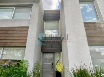 Casa · 205m² · 5 Ambientes · 2 Cocheras · A. Impecable Casa en Venta en Barrio Las Acacias con Piscina