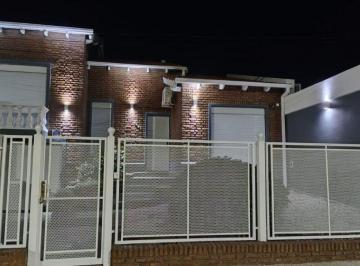 Casa de 5 ambientes, Ingeniero White · Casa en Venta C/ Cochera en Ingeniero White