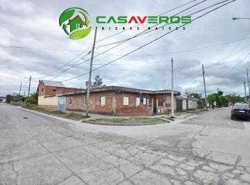Casa · 200m² · 4 Dormitorios · 1 Cochera · En Venta Casa Sobre Esquina en Barrio Solidaridad
