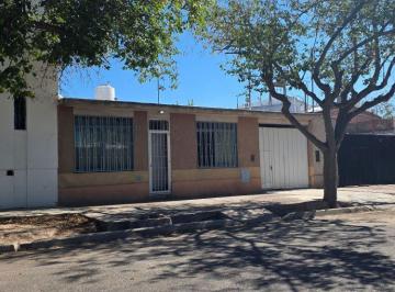 Casa de 9 ambientes, Villa Nueva · Cerca Feria Guaymallen