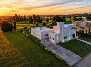 Casa · 249m² · 5 Ambientes · 4 Cocheras · Casa en Venta en de 5 Ambientes en Medal Country Country Club - Pilar