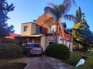 Casa · 127m² · 6 Ambientes · 2 Cocheras · Venta Casa 6 Amb Banco Provincia de Bs. As Apto Credito Dos Lotes con Parque y Pileta, Excelente U
