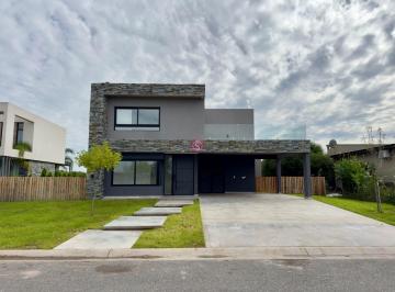 Casa · 218m² · 5 Ambientes · 2 Cocheras · Casa en Venta en San Sebastian, Escobar, G. B. a. Zona Norte / Area 9 / Apto Credito/ a La Laguna